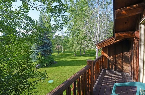 Winthrop Cabin | Running Wolf Cabin – 2 BR w/trail access, pool/hot tub