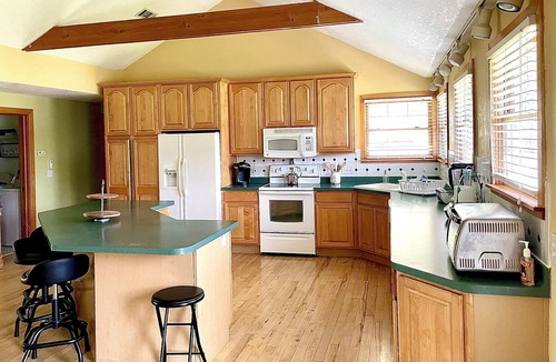 Gasport House | Rural 4 bedroom stay!