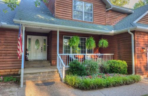 Powell House | Rural 6 bedroom cabin - With a Hot Tub!