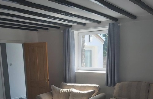 Cowbridge House | Rural Accommodation with a free pool table