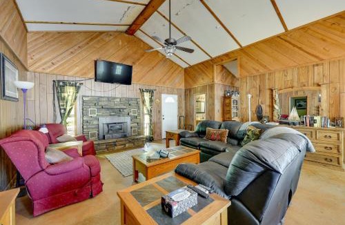 Scranton House | Rural Arkansas Vacation Rental w/Lake Access