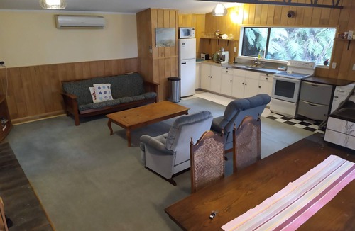 Horokiwi Cottage | Rural Bach in the Capital