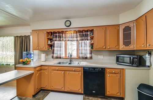 Byron House | Rural Byron Retreat w/Scenic Surroundings + Yard!