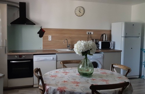 Villeneuve-les-Maguelone Cottage | Rural apartment, protected natural area near the beaches