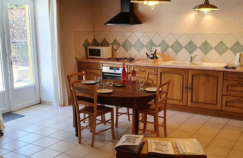 Saint-Paul-de-Vezelin Cottage | Rural gîte for 11, charming, internet, pets allowed