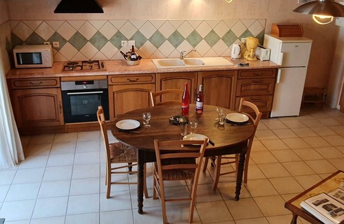 Saint-Paul-de-Vezelin Cottage | Rural gîte for 11, charming, internet, pets allowed