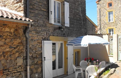 Saint-Paul-de-Vezelin Cottage | Rural gîte for 11, charming, internet, pets allowed