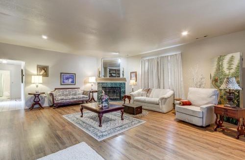Berryville House | Rural Group Getaway w/Creek Access in Berryville!