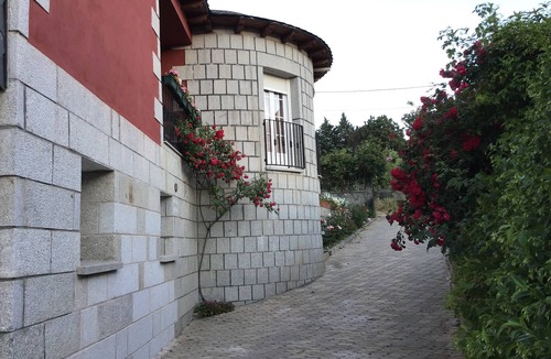 Santa Cruz de Pinares Ski Chalet | Rural House "Entrepinos". Ideal for family and groups. Private space with views