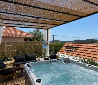 Vinisce House | Rural home Basin dvor with jacuzzi
