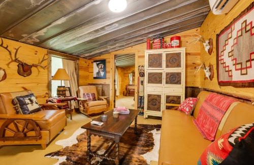 Tarpley House | Rural & Horse-Friendly Cabin ~ 24 Mi to Bandera!