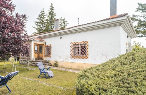 Castrejon de la Pena House | Rural House 'El Chalet' with Mountain Views and Private Garden. El uncar