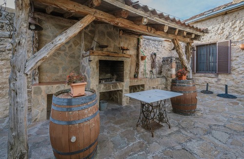 Duraton House | Rural House 'El Escondite De Los Duendes' with Mountain View, Private Garden and Wi-Fi