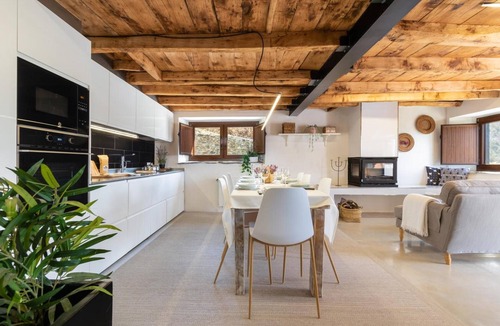 Mollo House | Rural House 'El Roure' with Mountain View, Private Pool and Wi-Fi