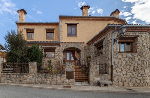 Otero de Herreros House | Rural House 'La Chatarrería De Ferreros' with Mountain View, Private Terrace and Wi-Fi