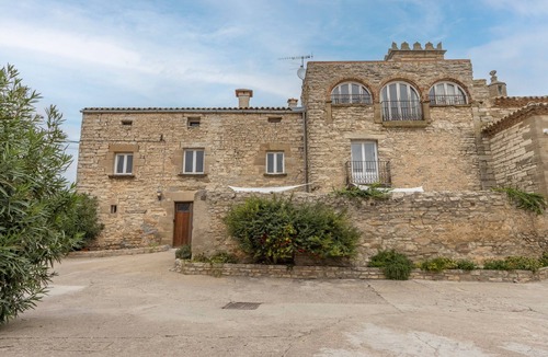 Sant Guim de la Plana House | Rural House 'La Rectoria De Vicfred' with Mountain Views, Wi-Fi & Air Conditioning