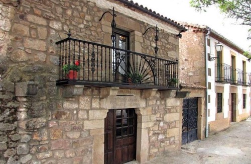 Almajano House | Rural House 'Las Frascuelas' with Mountain Views, Private Terrace and Wi-Fi