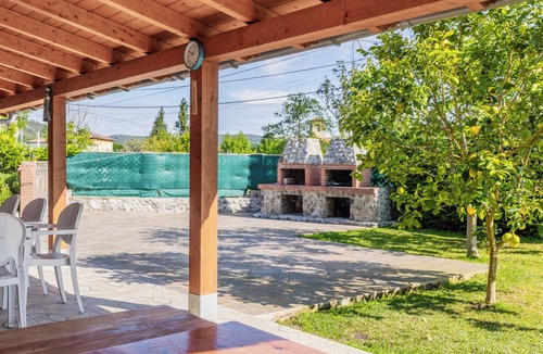 Solorzano House | Rural House 'Trasmiera' with Private Terrace, Private Garden and Wi-Fi