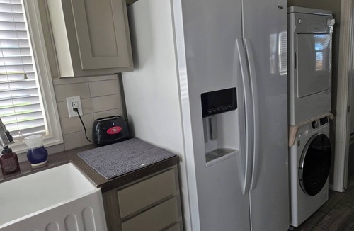 Lincoln House | Rural Lincoln Tiny House - country feel with fast freeway access