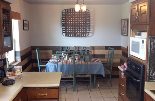 Dublin Bed & Breakfast | Rural Oasis - Murphy's Private Room & Shared Bathroom