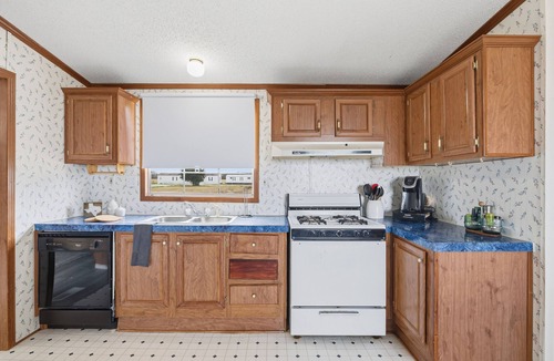 Lissie House | Rural Ranch Stay w/Cricket & Turf Fields