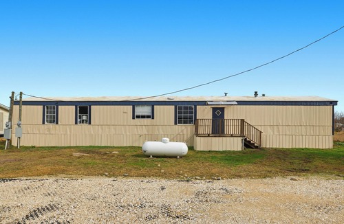 Lissie House | Rural Ranch Stay w/Cricket & Turf Fields