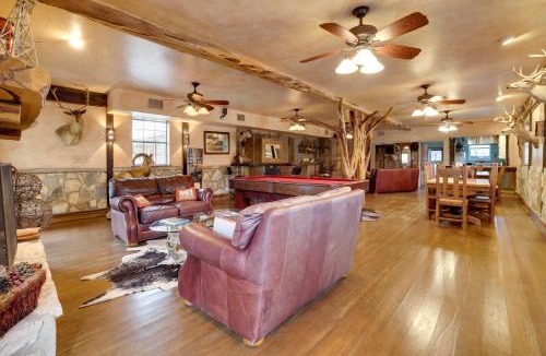 Tarpley Villa | Rural Texas Villa w/Hot Tub - Horses Welcome!