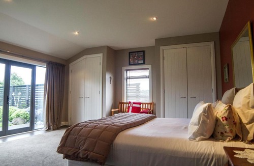 Kinloch Bed & Breakfast | Ruru Lodge - Bed and Breakfast