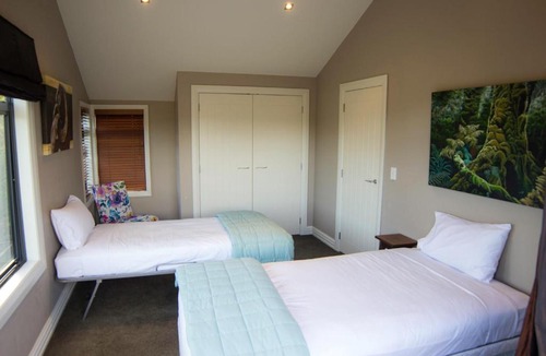 Kinloch Bed & Breakfast | Ruru Lodge - Bed and Breakfast