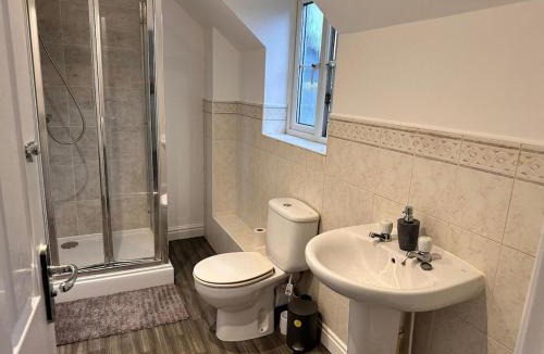 Higham Ferrers House | Rushden HUGE 6 Bed house with driveway