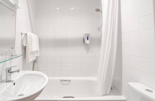 Horley Hotel | Russ Hill Hotel