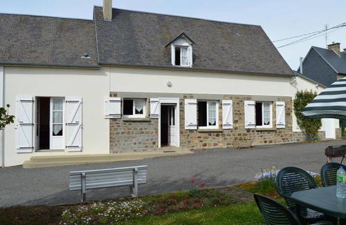 Saint-Quentin-sur-le-Homme Cottage | Rustic house with fireplace, garden and pets allowed