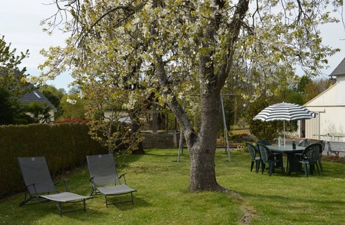 Saint-Quentin-sur-le-Homme Cottage | Rustic house with fireplace, garden and pets allowed