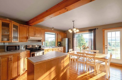 Saint-Leonard-de-Portneuf House | Rustic Chalet Hideaway, Hot Tub & Trail Access