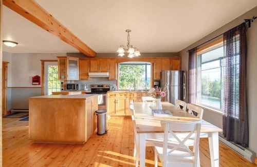 Saint-Leonard-de-Portneuf House | Rustic Chalet Hideaway, Hot Tub & Trail Access