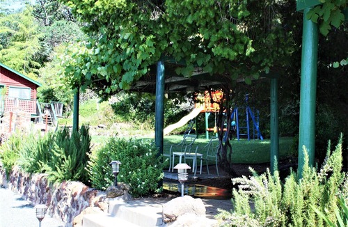 Clearlake Cabin | Rustic 1930s Log Cabin Sleeps Seven in Private Estate Setting