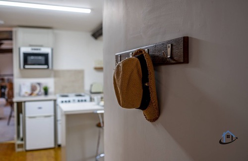 Caldecott Apartment | Rustic 2 bed flat, en-suite, parking, corporates