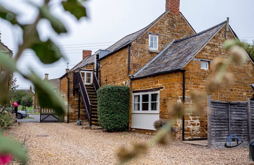 Caldecott Apartment | Rustic 2 bed flat, en-suite, parking, corporates