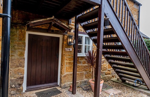 Caldecott Apartment | Rustic 2 bed flat, en-suite, parking, corporates