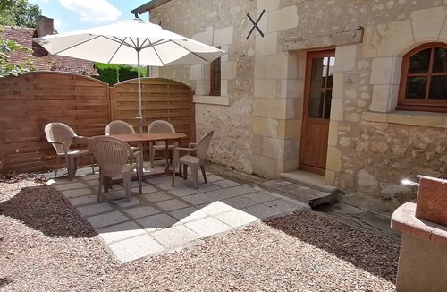 Le-Petit-Pressigny Cottage | Rustic 2 bed self-catering cottage with heated pool & panoramic views.