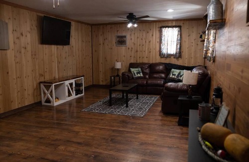 Taylor House | Rustic 2 bedroom Cabin 20 mins from Calamus Res.