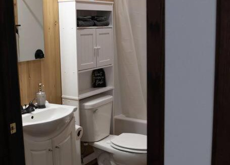 Taylor House | Rustic 2 bedroom Cabin 20 mins from Calamus Res.