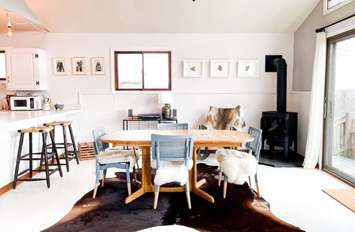 De Lancey Cabin | Rustic 4 Season Cabin Getaway with Stunning Mountain Views