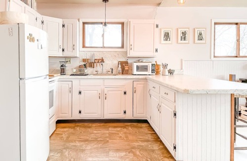 De Lancey Cabin | Rustic 4 Season Cabin Getaway with Stunning Mountain Views