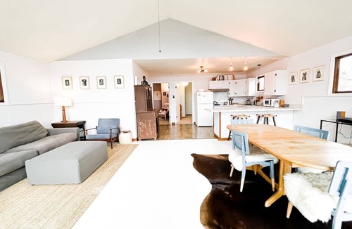De Lancey Cabin | Rustic 4 Season Cabin Getaway with Stunning Mountain Views