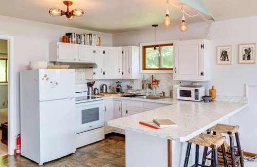 De Lancey Cabin | Rustic 4 Season Cabin Getaway with Stunning Mountain Views