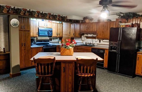 Decorah House | Rustic Acres Cabin & Springs