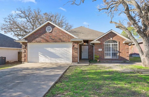 Shirewood House | Rustic Aggie: 9 Min to Kyle Field + Pet-Friendly