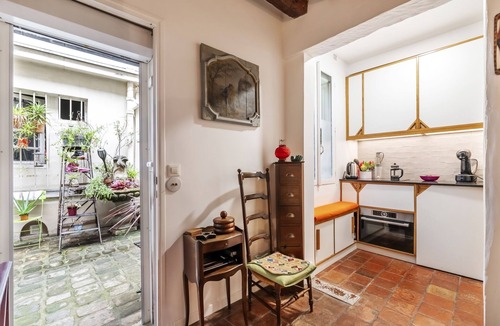 Arts-et-Metiers Apartment | Rustic Allure, by Veeve