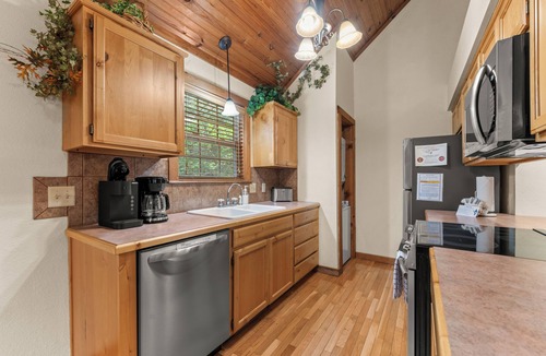 Branson West Cabin | Rustic and Quaint, Pet Friendly Cabin. Tucked Away In Gorgeous Stonebridge!